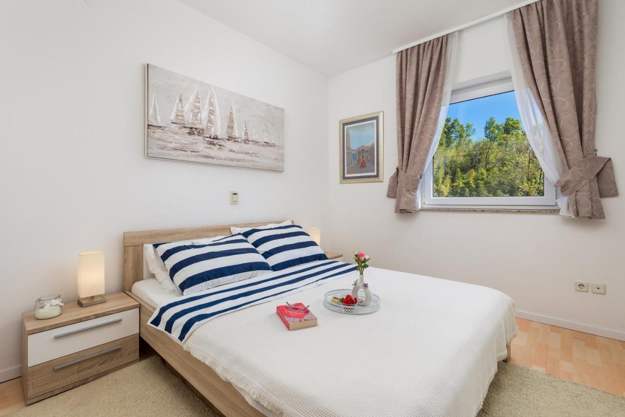 Light Summer Apartment With A Swimming Pool Опатия Экстерьер фото