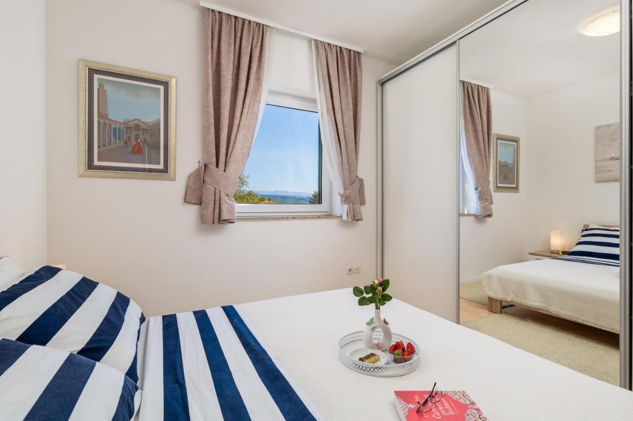 Light Summer Apartment With A Swimming Pool Опатия Экстерьер фото